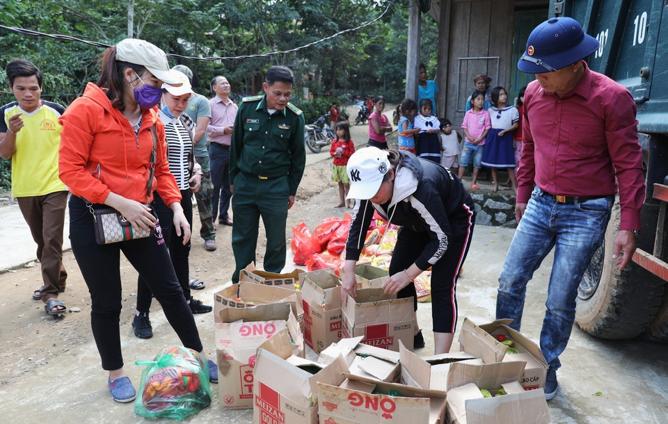 Hàng cứu trợ đến với người dân xã Trường Sơn, huyện Quảng Ninh. (Ảnh: Danh Lam/TTXVN)