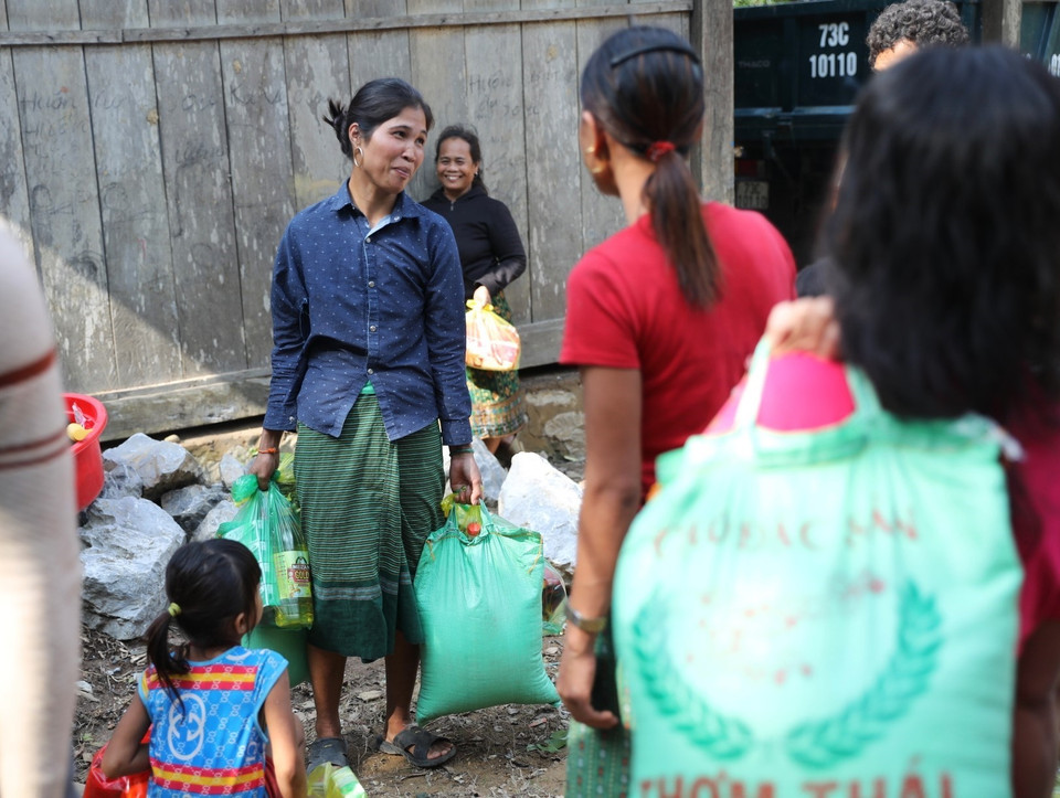 Mọi người đều thể hiện sự vui mừng khi được nhận những món quà hỗ trợ đầy ý nghĩa. (Ảnh: Danh Lam/TTXVN)