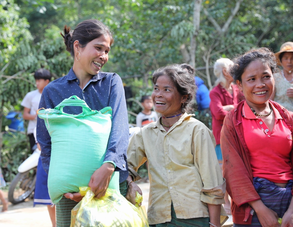 Niềm vui của đồng bào dân tộc Vân Kiều khi nhận được những món hàng cứu trợ đầu tiên. (Ảnh: Danh Lam/TTXVN)