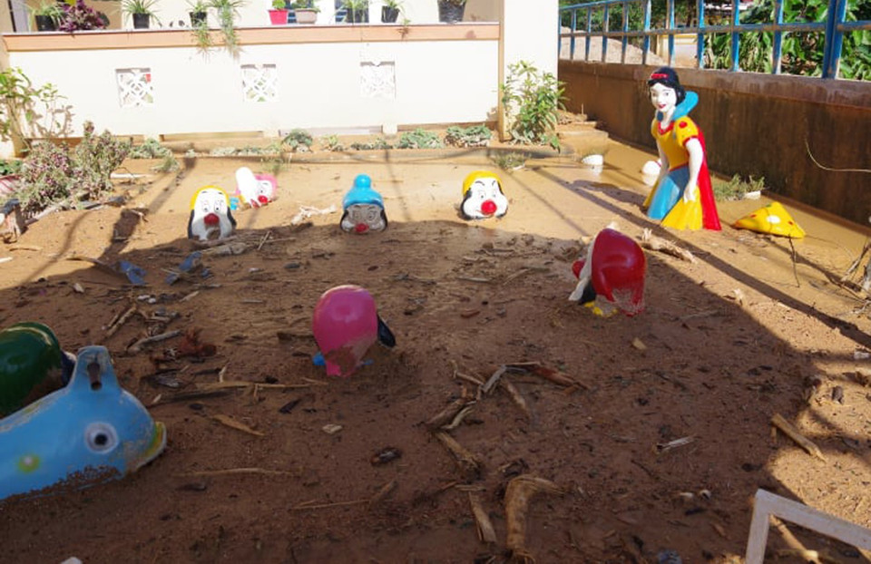 Sân chơi của trường Mầm non xã Hướng Việt bị vùi lấp trong đất đá. (Ảnh: TTXVN phát)