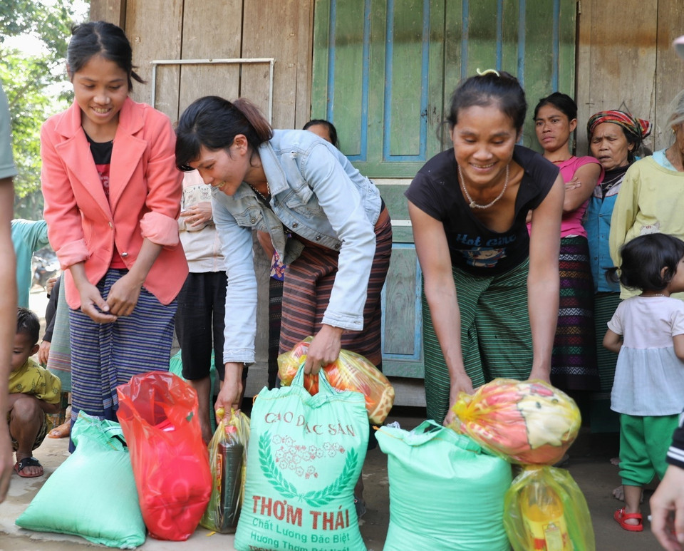 Niềm vui của đồng bào dân tộc Vân Kiều khi nhận được những món hàng cứu trợ đầu tiên. (Ảnh: Danh Lam/TTXVN)