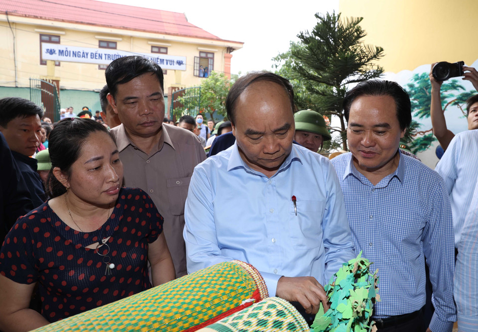 Thủ tướng Nguyễn Xuân Phúc thăm trường Mầm non Hiền Ninh, xã Hiền Ninh, huyện Quảng Ninh. (Ảnh: Thống Nhất/TTXVN)