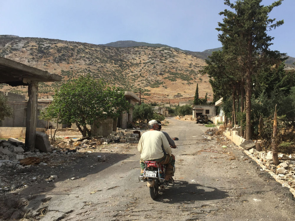 Người dân trở về sau khi ngôi làng được giải phóng. (Nguồn: sputniknews.com)