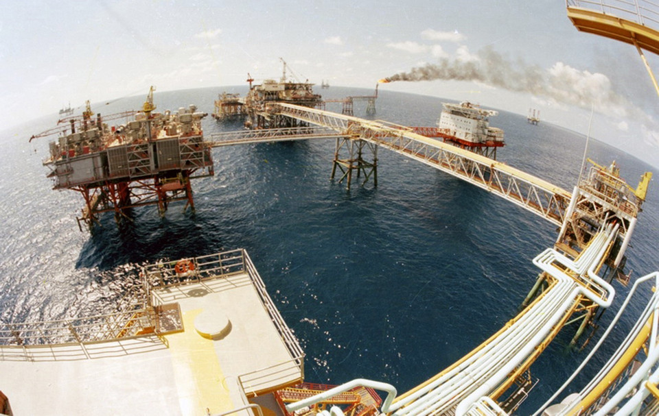 Bà Rịa-Vũng Tàu đã và đang khai thác nhiều mỏ dầu và khí có trữ lượng lớn, trở thành "cái nôi" của ngành Dầu khí Việt Nam. Trong ảnh: Bạch Hổ là mỏ dầu lớn nhất ở thềm lục địa Việt Nam, được Vietsovpetro tổ chức khai thác với sản lượng cao, trên dưới 12 triệu tấn/năm. (Ảnh: Huy Hùng/TTXVN)