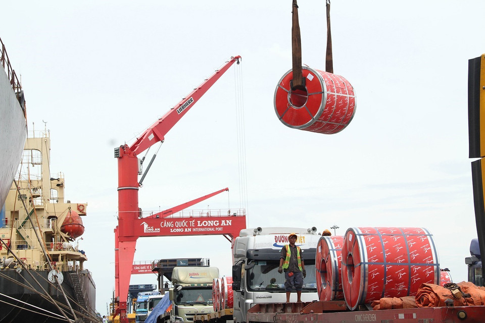 Cảng quốc tế Long An được chia làm ba giai đoạn đầu tư, hoàn thành toàn bộ vào năm 2023, đóng vai trò quan trọng trong việc vận chuyển hàng hóa, thúc đẩy phát triển kinh tế-xã hội không chỉ đối với tỉnh Long An mà cả khu vực đồng bằng sông Cửu Long. (Ảnh: Bùi Giang/TTXVN)