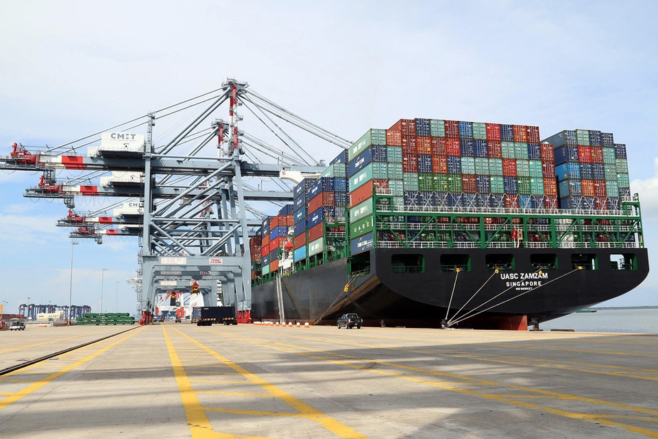 Với vị trí địa lý thuận lợi có nhiều cảng biển nước sâu, giai đoạn 2015-2020, Bà Rịa-Vũng Tàu đã dành nhiều sự quan tâm đầu tư, tạo sự chuyển biến mạnh mẽ cho sự phát triển của hệ thống cảng biển, cũng như dịch vụ hậu cần cảng. Trong ảnh: Cảng quốc tế Cái Mép (CMIT) đón tàu UASC ZAMZAM dài gần 300m chở theo 9.006 Teu container lần đầu cập cảng. (Ảnh: Đoàn Mạnh Dương/TTXVN)