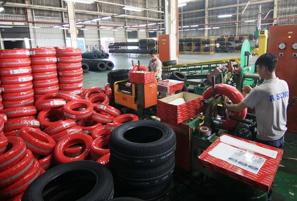 Tỉnh Bình Dương có số lượng và chất lượng khu công nghiệp đứng đầu cả nước. Các khu công nghiệp này đã phát huy công năng, giúp tỉnh thu hút đầu tư trong và ngoài nước rất hiệu quả, tạo đòn bẩy đưa Bình Dương phát triển nhanh theo hướng công nghiệp và dịch vụ đóng vai trò chủ đạo. Trong ảnh: Dây chuyền sản xuất lốp ôtô tại nhà máy của Công ty TNHH Lốp Kumho Việt Nam (Khu công nghiệp Mỹ Phước 1, huyện Bến Cát). (Ảnh: Vũ Sinh/TTXVN)