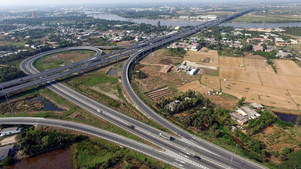 Các tuyến đường cao tốc Thành phố Hồ Chí Minh-Trung Lương và Trung Lương-Mỹ Thuận hoàn thành, đưa vào sử dụng góp phần thúc đẩy phát triển kinh tế-xã hội, bảo đảm quốc phòng-an ninh các tỉnh Vùng đồng bằng sông Cửu Long nói chung và Vùng kinh tế trọng điểm phía Nam nói riêng. Trong ảnh: Một đoạn trên tuyến cao tốc Thành phố Hồ Chí Minh-Trung Lương. (Ảnh: Hoàng Hải/TTXVN)