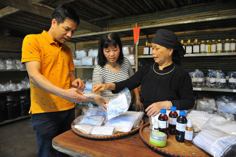 Du khách gần xa đến thăm và cảm mến làng dân tộc Thái Hải. Từ khắp muôn phương đã “lạc” đến nơi này để cảm nhận những điều giản dị mà rất lạ, và để rồi mãi luyến nhớ khi rời xa. (Ảnh: Minh Đức/TTXVN)