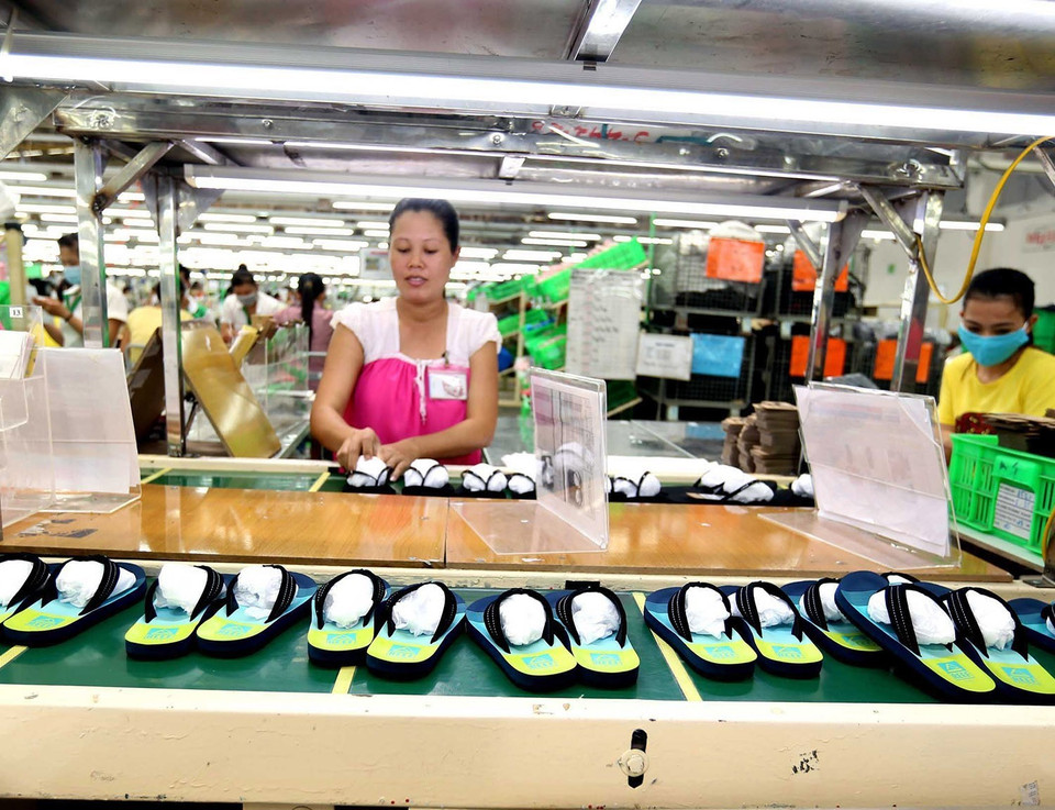 Tỉnh Long An phát huy tiềm năng, khẳng định vai trò quan trọng trong phát triển kinh tế - xã hội, phấn đấu trở thành tỉnh kinh tế mạnh cả về nông nghiệp và công nghiệp trọng điểm của Vùng đồng bằng sông Cửu Long. Trong ảnh: Công ty TNHH JIA HSIN sản xuất dép xốp xuất khẩu sang thị trường châu Âu và châu Á. (Ảnh: Vũ Sinh/TTXVN)