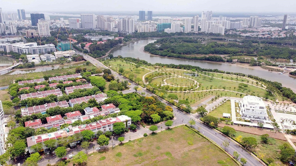 Khu đô thị mới Phú Mỹ Hưng ven sông Tân Phong, Quận 7 (Thành phố Hồ Chí Minh) là khu đô thị đầu tiên được quy hoạch hoàn chỉnh ở Việt Nam tính từ sau năm 1986 và là khu đô thị lớn nhất ở châu Á được quy hoạch tổng thể theo chuẩn mực quốc tế. Ðô thị này không chỉ có mảng xanh phủ mát quanh năm, kiến trúc thân thiện với con người mà còn đạt hiệu quả cao về kinh tế, xã hội. (Ảnh: Trung Tuyến/TTXVN)