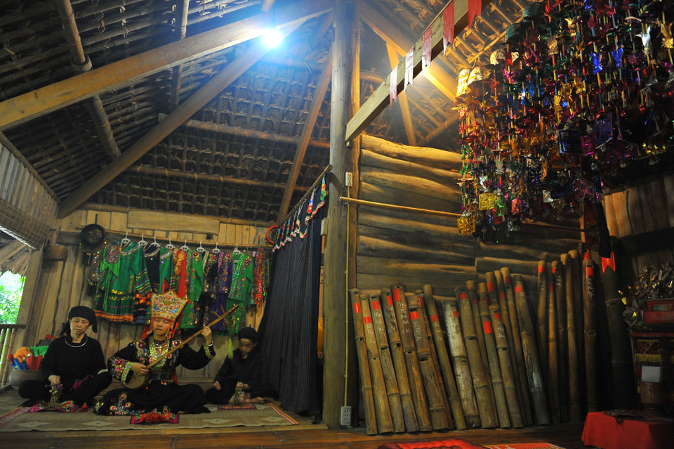 Tới nơi đây, du khách được thưởng thức những nét văn hóa đặc sắc như hát then, đàn tính đặc trưng của đồng bào dân tộc Tày. (Ảnh: Minh Đức/TTXVN)