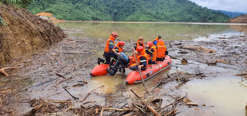 Lực lượng cứu hộ đưa 19 người, trong đó có 1 người tử vong từ Thủy điện Rào Trăng 4 về bệnh viện. (Ảnh: Hồ Cầu/TTXVN)