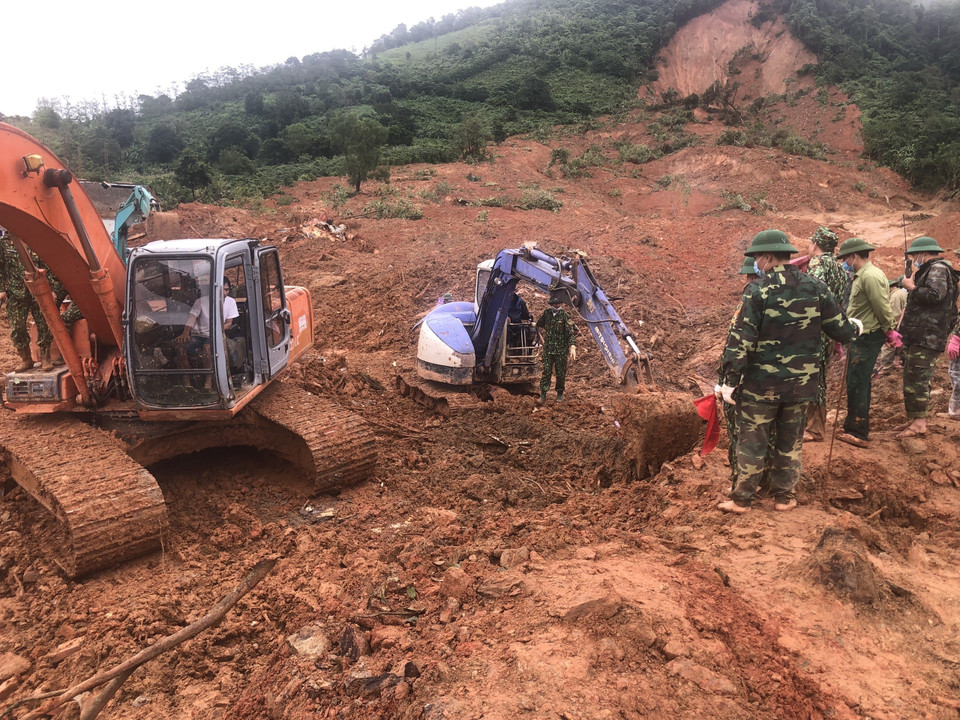 Lực lượng cứu hộ đang gấp rút tìm kiếm những thi thể cuối cùng. (Ảnh: TTXVN/phát)