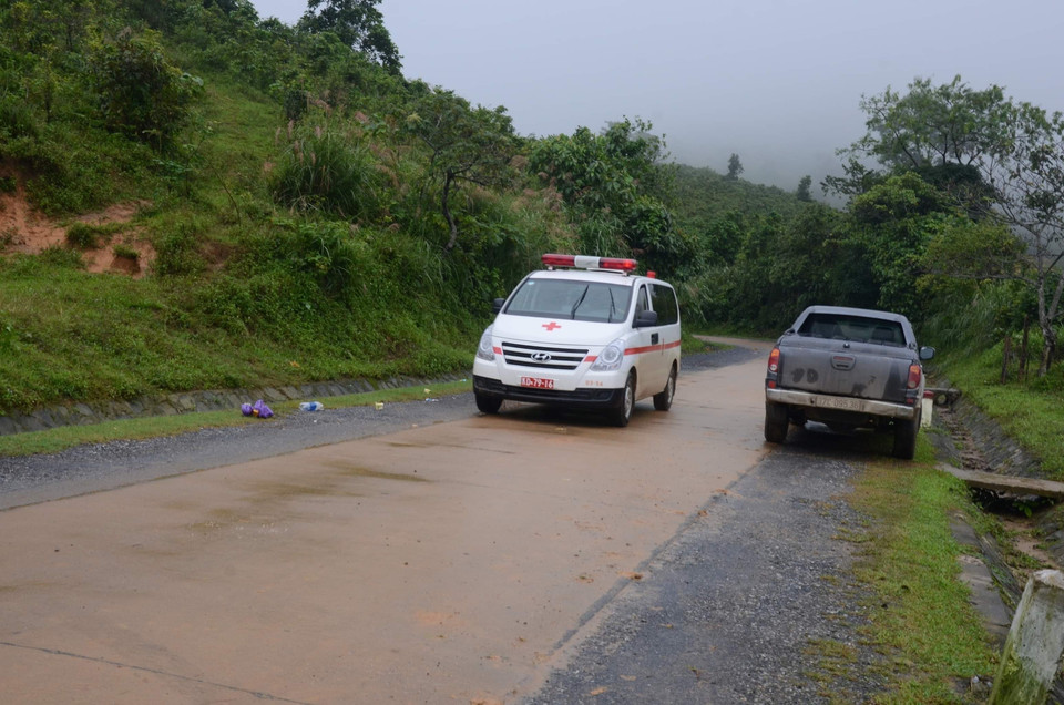 Xe cứu thương đưa thi thể cán bộ, chiến sỹ Đoàn Kinh tế Quốc phòng 337 bị sạt núi vùi lấp ra ngoài. (Ảnh: TTXVN/phát)