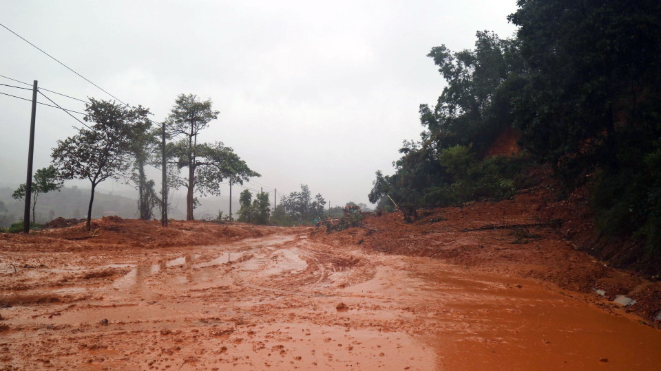 Một điểm sạt lở tại Km 400+200 trên Quốc lộ 9. (Ảnh: Hồ Cầu/TTXVN)