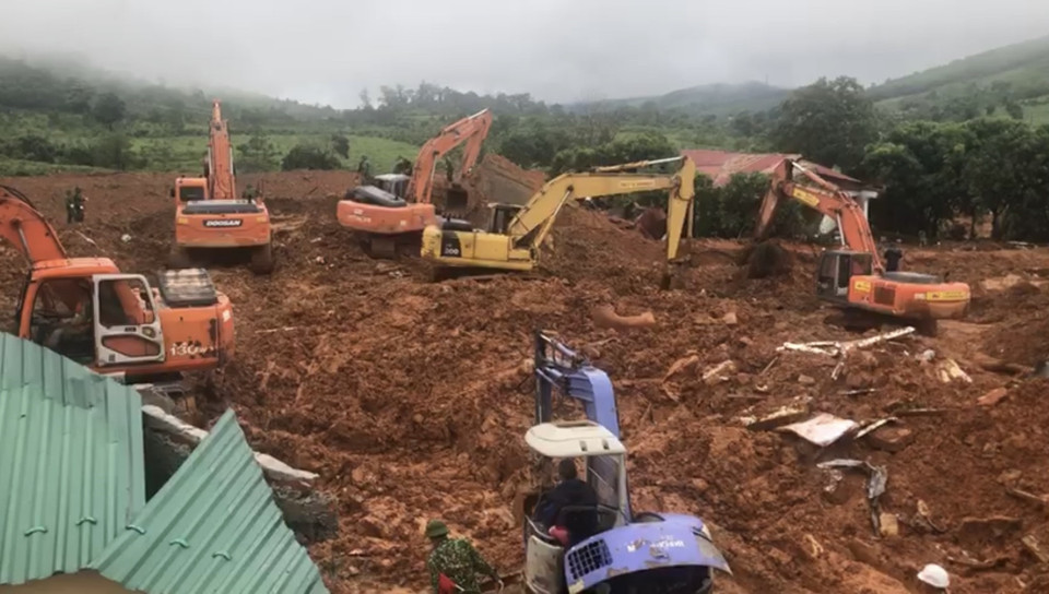 Lực lượng cứu hộ đang gấp rút tìm kiếm những thi thể cuối cùng. (Ảnh: TTXVN/phát)