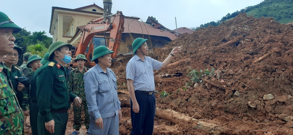 Lãnh tỉnh Quảng Trị và lãnh đạo Quân khu 4 trực tiếp chỉ đạo công tác cứu hộ tìm kiếm. (Ảnh: TTXVN/phát)