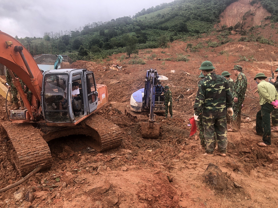 Lực lượng cứu hộ đang gấp rút tìm kiếm những thi thể cuối cùng. (Ảnh: TTXVN/phát)