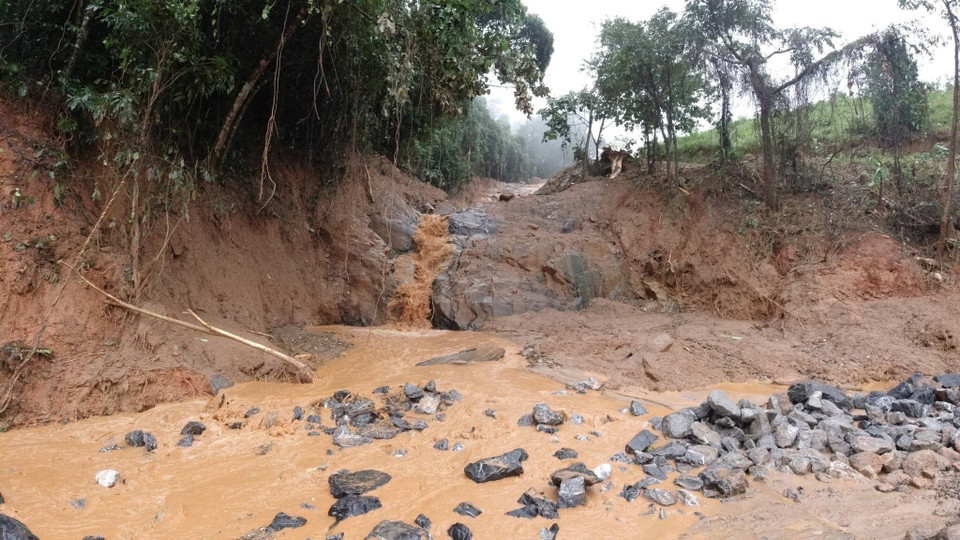 Hiện trường vụ việc nhìn từ thôn Cợp. (Ảnh: Quốc Dũng/TTXVN)