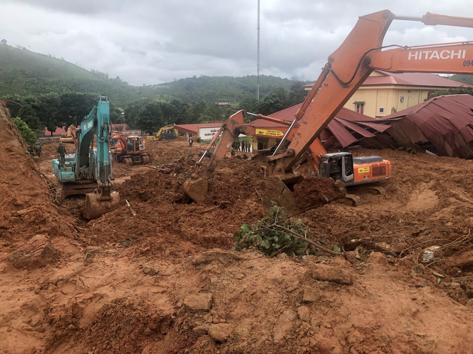 Lực lượng cứu hộ đang gấp rút tìm kiếm những thi thể cuối cùng. (Ảnh: TTXVN/phát)