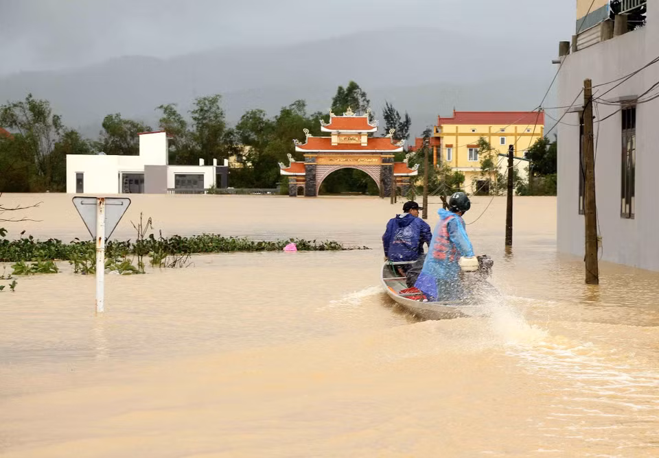Lũ chồng lũ khiến hơn 34.000 nhà dân ở Quảng Bình ngập lụt. (Ảnh: Hồ Cầu/TTXVN)