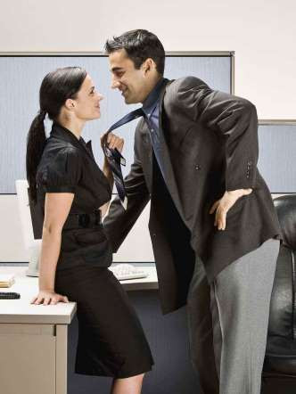 Nếu vợ/chồng bạn bỗng nhiên làm thêm ngoài giờ thì có thể họ đang muốn dành thêm thời gian cho người tình của mình. (Nguồn: Getty)