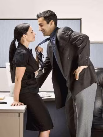 Nếu vợ/chồng bạn bỗng nhiên làm thêm ngoài giờ thì có thể họ đang muốn dành thêm thời gian cho người tình của mình. (Nguồn: Getty)