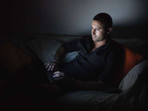 Những người vợ/chồng ngoại tình thường tìm cách xóa những thông tin về việc liên lạc với người tình khi nhìn người bạn đời của mình. (Nguồn: Getty) 