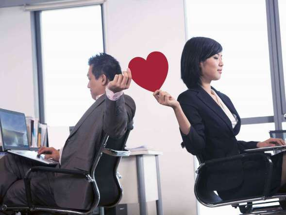 Nếu đột nhiên vợ/chồng bạn nhắc đến một người đồng nghiệp mới có thể mối quan hệ giữa họ đang tiến triển tốt. (Nguồn: Getty) 