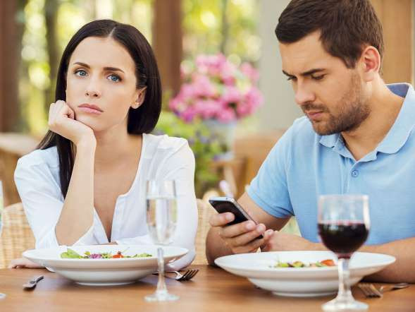 Khi vợ/chồng không quan tâm tới bạn, không bận tâm về những thói quen của bạn thì đó là dấu hiệu cho thấy họ có thể đang có người tình mới. (Nguồn: Getty)