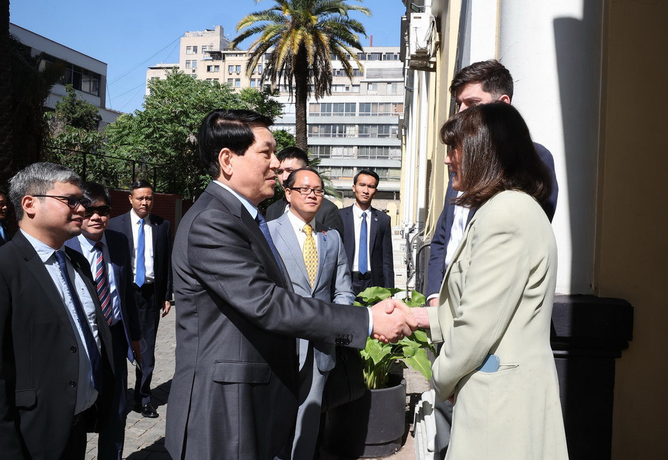 Lãnh đạo Đại học Chile đón Chủ tịch nước Lương Cường. (Ảnh: Lâm Khánh/TTXVN)