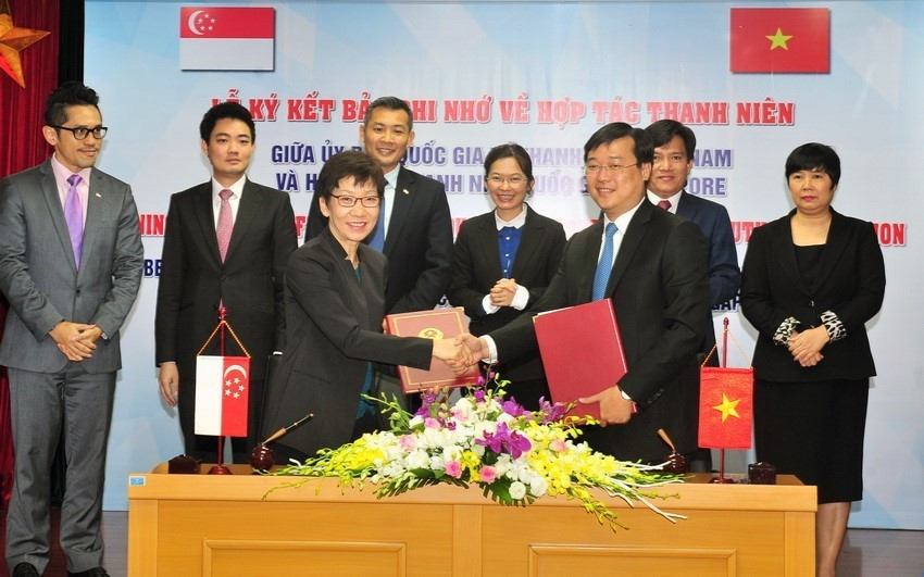 Ông Lê Quốc Phong, Ủy viên dự khuyết Ban Chấp hành Trung ương Đảng, Bí thư thứ nhất Ban Chấp hành Trung ương Đoàn, Chủ nhiệm Ủy ban Quốc gia về Thanh niên Việt Nam và bà Grace Fu, Bộ trưởng Bộ Văn hóa, Cộng đồng và Thanh niên Singapore, Chủ tịch Hội đồng Thanh niên Quốc gia Singapore (NYC) ký Bản ghi nhớ về Hợp tác Thanh niên Việt Nam và Singapore giai đoạn 2017-2022. (Ảnh: Nguyễn Khang/TTXVN)