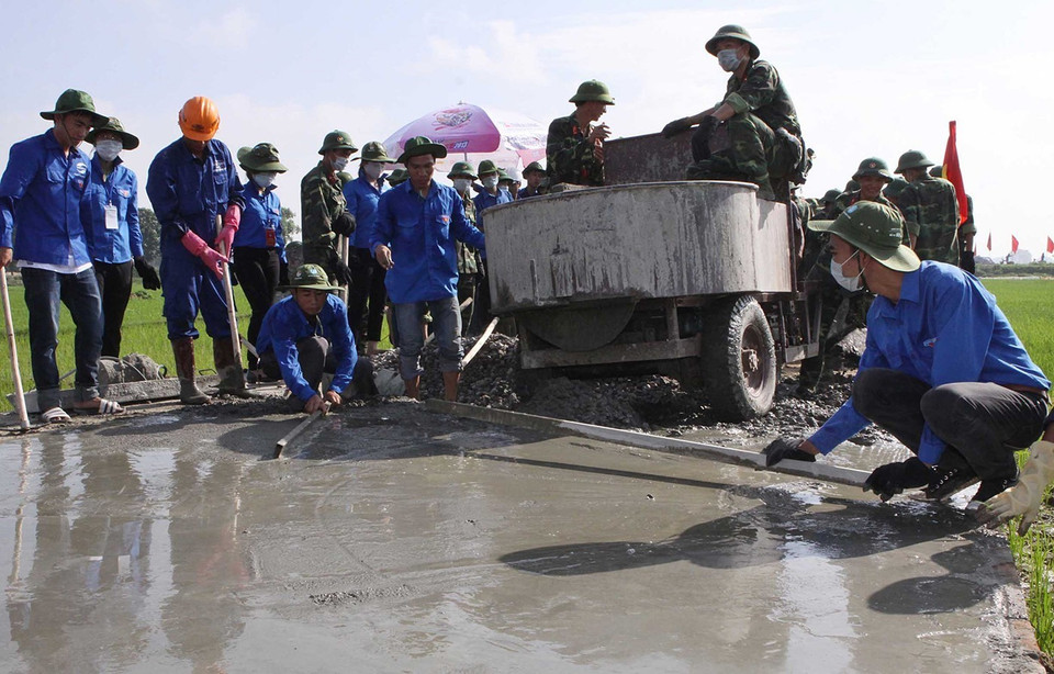 Đoàn TNCS Hồ Chí Minh Thành phố Hà Nội tổ chức Lễ khởi công Công trường thanh niên tình nguyện Đường Thanh niên tại xã Phùng Xã, huyện Thạch Thất (Hà Nội) với sự tham gia xây dựng của đông đảo lực lượng thanh niên các đơn vị quân đội và sinh viên tình nguyện các trường đại học đóng trên địa bàn Thủ đô. (Ảnh: Dương Giang/TTXVN)