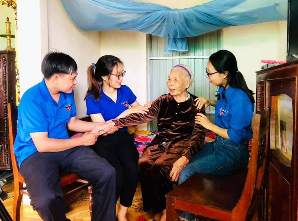 Tuổi trẻ Quảng Trị thăm hỏi Mẹ Việt Nam Anh hùng Đào Thị Vui ở xã Hải Thượng, huyện Hải Lăng. (Ảnh: Nguyên Lý/TTXVN)