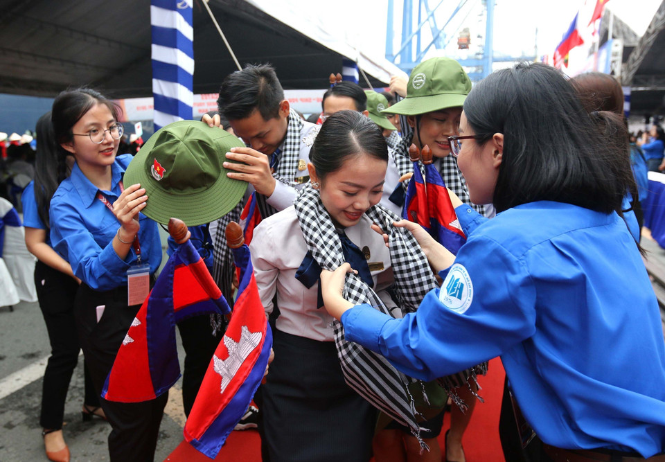 Đoàn thanh niên Thành phố Hồ Chí Minh tặng quà lưu niệm đại biểu thanh niên tàu Thanh niên Đông Nam Á và Nhật Bản năm 2019. (Ảnh: Thanh Vũ/TTXVN)