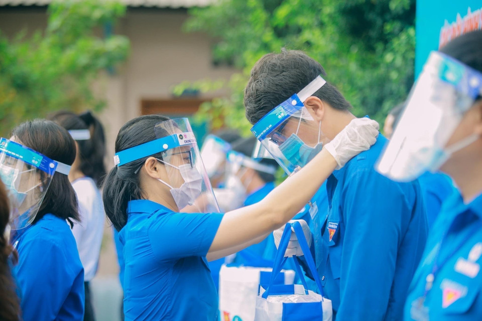 Thành Đoàn Thành phố Hồ Chí Minh tổ chức Lễ ra quân các đội hình thanh niên tình nguyện hỗ trợ công tác tiêm chủng vaccine phòng COVID-19 nhằm hỗ trợ thực hiện hiệu quả, nhanh chóng đợt tiêm chủng lớn nhất của Thành phố. (Ảnh: TTXVN)