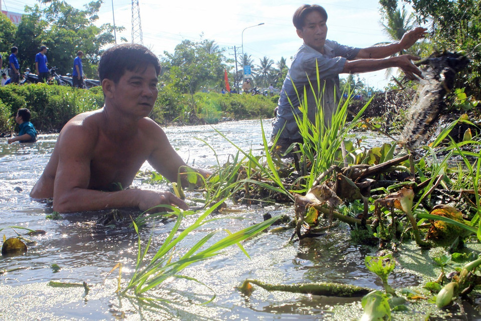 Đoàn viên, thanh niên Tỉnh đoàn Hậu Giang tổ chức thu vớt rác trên kênh rạch. (Ảnh: Duy Khương/TTXVN)