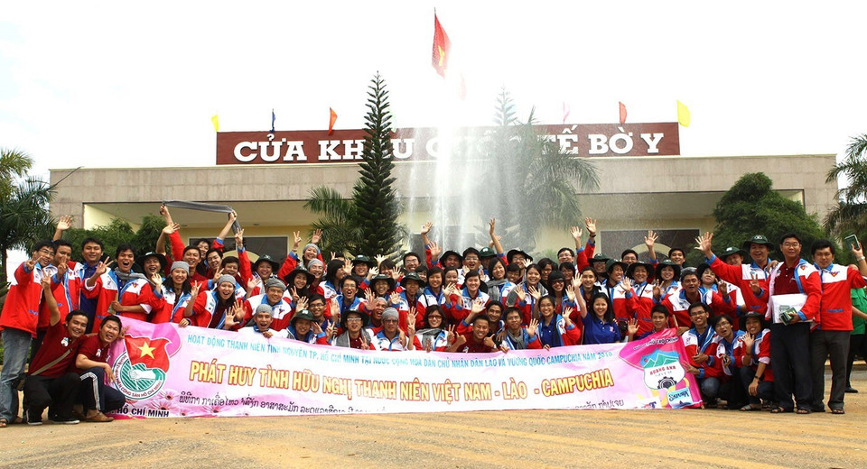 Các chiến sỹ tình nguyện TP Hồ Chí Minh tại cửa khẩu Bờ Y, tỉnh Komtum để tham gia hoạt động tình nguyện Kỳ nghỉ hồng-Mùa hè xanh quốc tế ở xã Xamakhixay, tỉnh Atapeu (Lào). (Ảnh: Thanh Vũ/TTXVN)