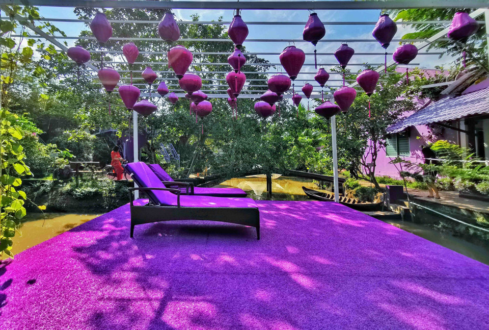  Các vật dụng, đồ trang trí đều có màu tím.(Ảnh: Thanh Liêm/TTXVN)