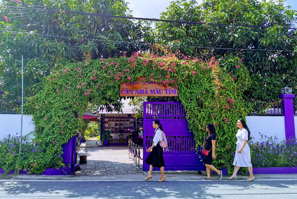 Cổng vào điểm tham quan, phim trường Căn nhà màu tím.(Ảnh: Thanh Liêm/TTXVN)