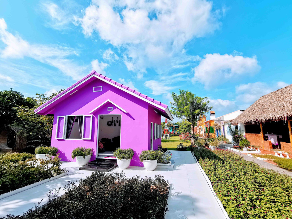Một căn nhà màu tím trong khuôn viên.(Ảnh: Thanh Liêm/TTXVN)