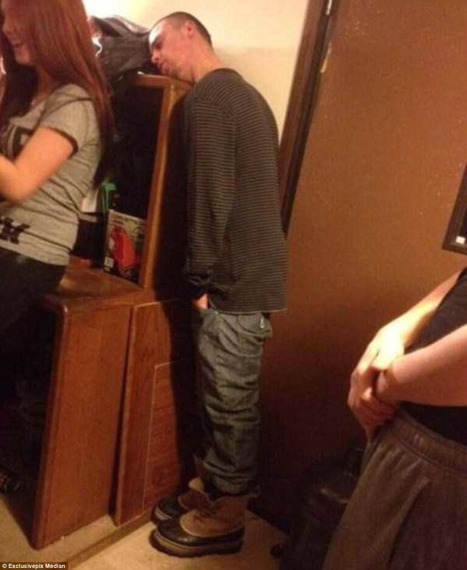 Tư thế ngủ đứng kỳ lạ