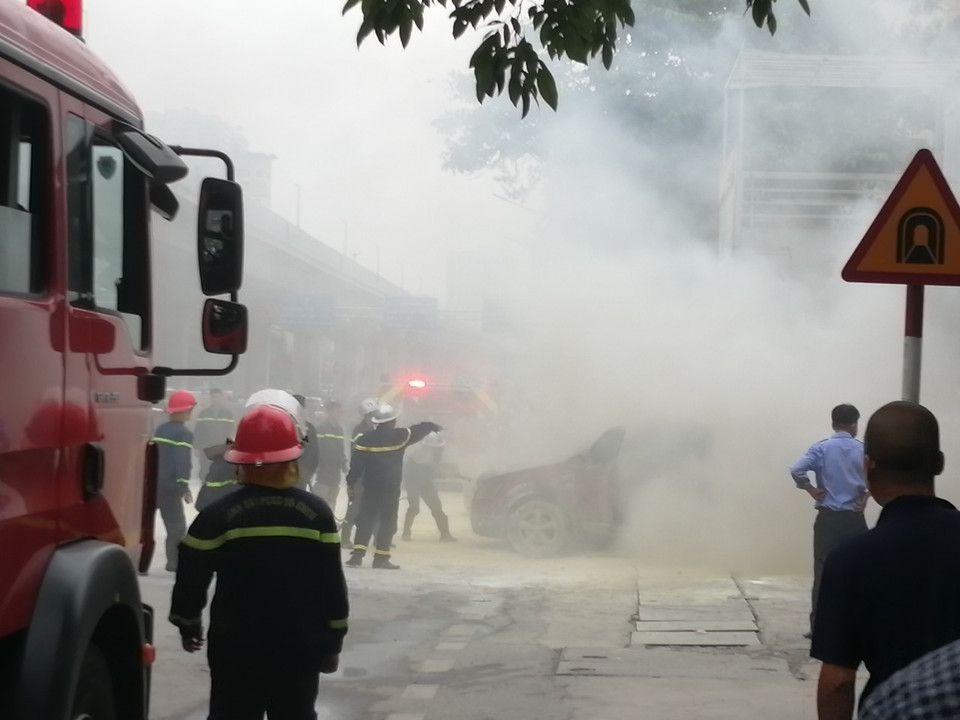 Khoảng 7h10 ngày 27/7, một xe ôtô Nissan biển kiểm soát 30E-28284 vừa đổ xăng, quay ra khoảng 5m thì bốc cháy dữ dội. (Ảnh: TTXVN phát)