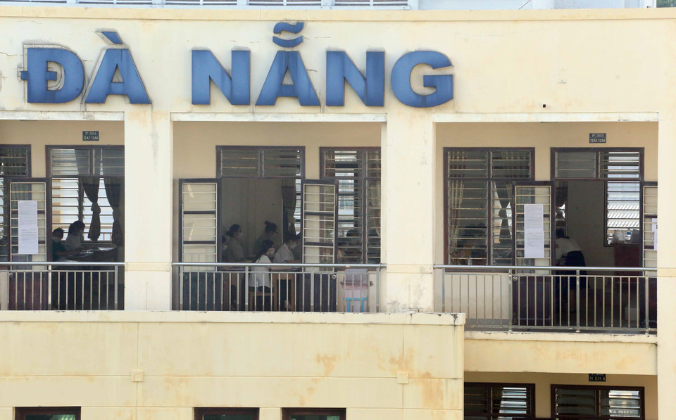 Các thí sinh làm bài tại điểm thi trường Trần Phú (Đà Nẵng). (Ảnh: Trần Lê Lâm/TTXVN)