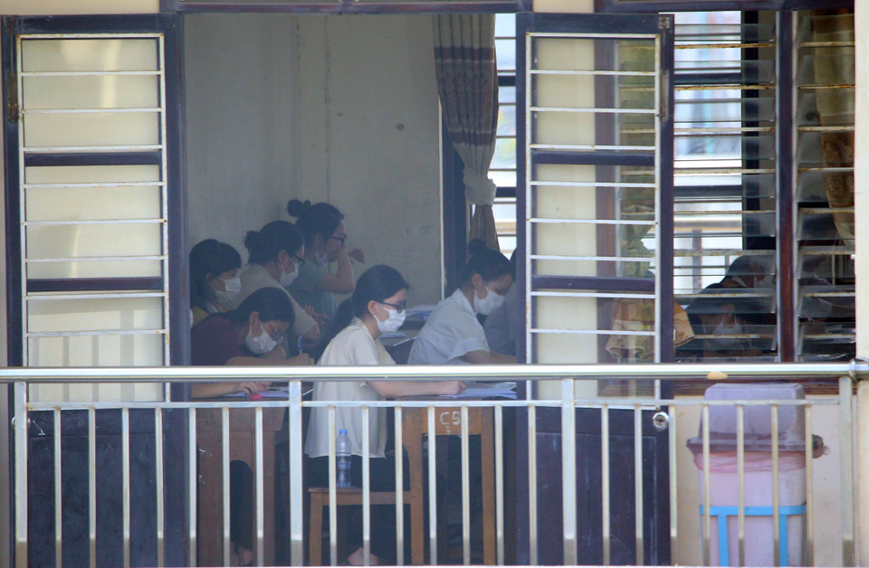 Các thí sinh làm bài thi môn Ngữ Văn tại điểm thi trường Trần Phú (Đà Nẵng). (Ảnh: Trần Lê Lâm/TTXVN)