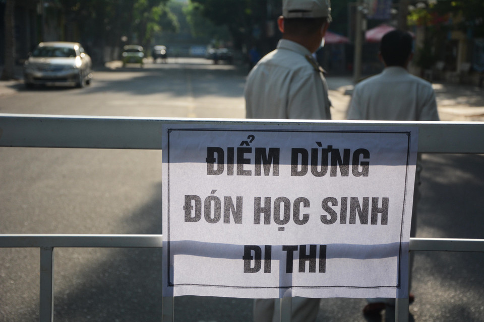 Lực lượng chức năng thực hiện phong tỏa khu vực thí sinh dự thi. (Ảnh: Văn Dũng/TTXVN)