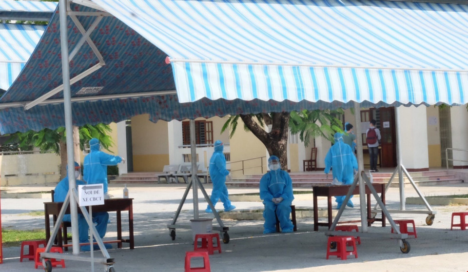  Điểm thi trường THPT Võ Chí Công nơi các thi sinh F1, F2 dự thi, tuân thủ các biện pháp phòng chống dịch COVID-19. (Ảnh: Văn Dũng/TTXVN)