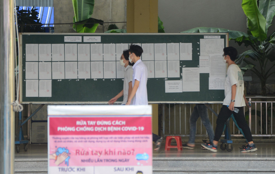 Thí sinh vào phòng thi tại điểm thi trường Trần Phú. (Ảnh: Văn Dũng/TTXVN)