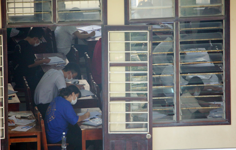 Các thí sinh làm bài thi môn Ngữ Văn tại điểm thi trường Trần Phú (Đà Nẵng). (Ảnh: Trần Lê Lâm/TTXVN)